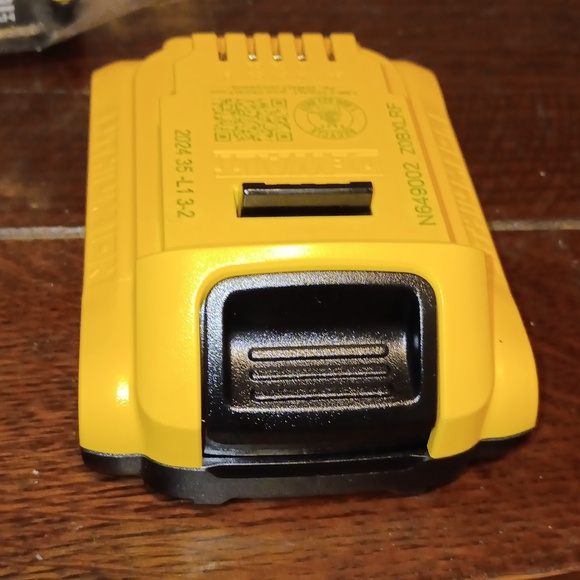 NEW| Dewalt Battery 20V - Picture 3 of 4